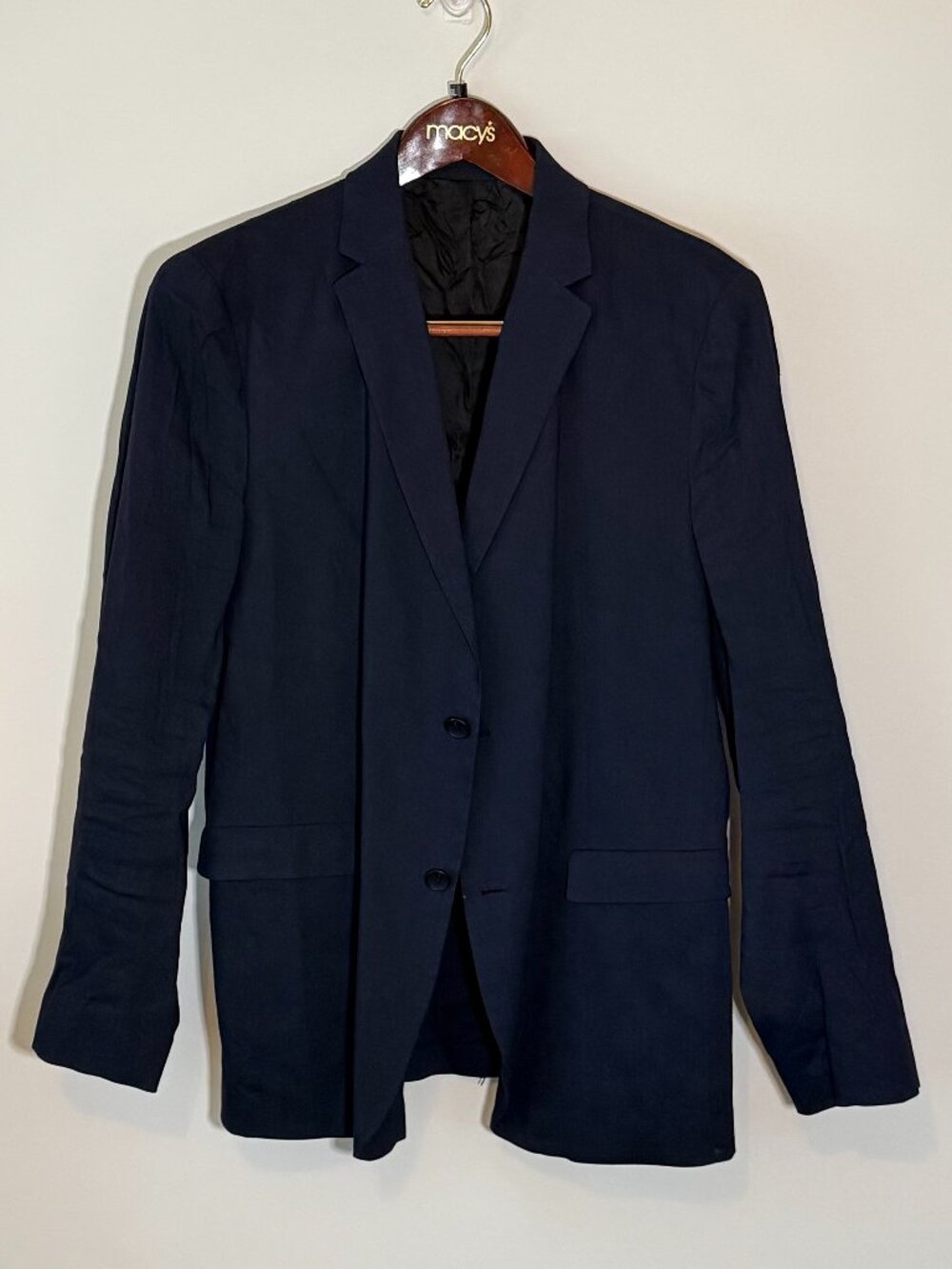 Theory Marlo men’s suit in a classic deep navy blue.